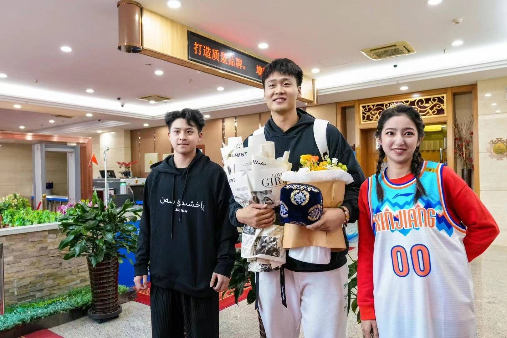 杨华安叹着气：哎，那咱只能先这么熬着了，等老四走了就好了。